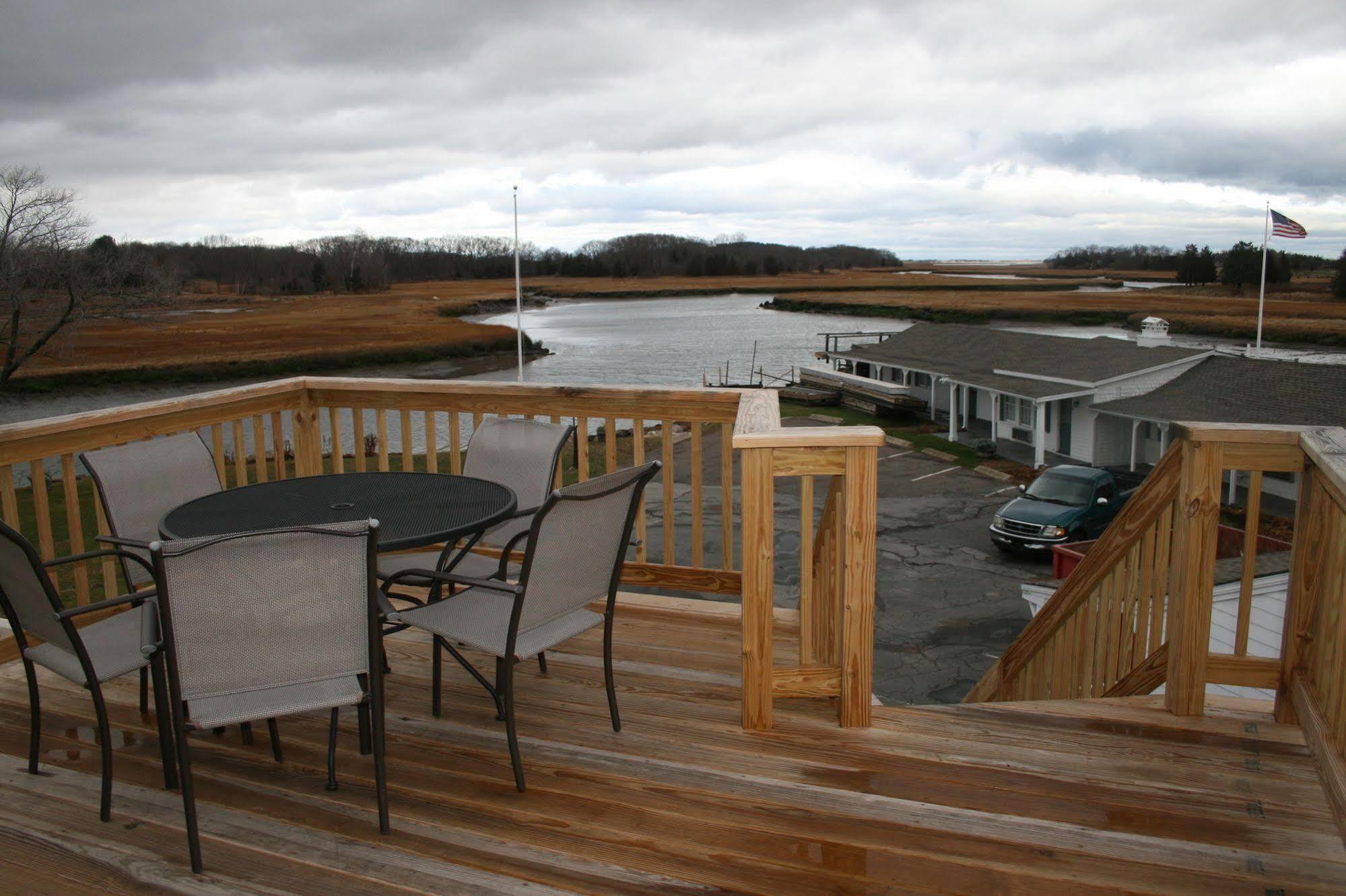 Shea'S Riverside Inn & Motel Essex Eksteriør bilde