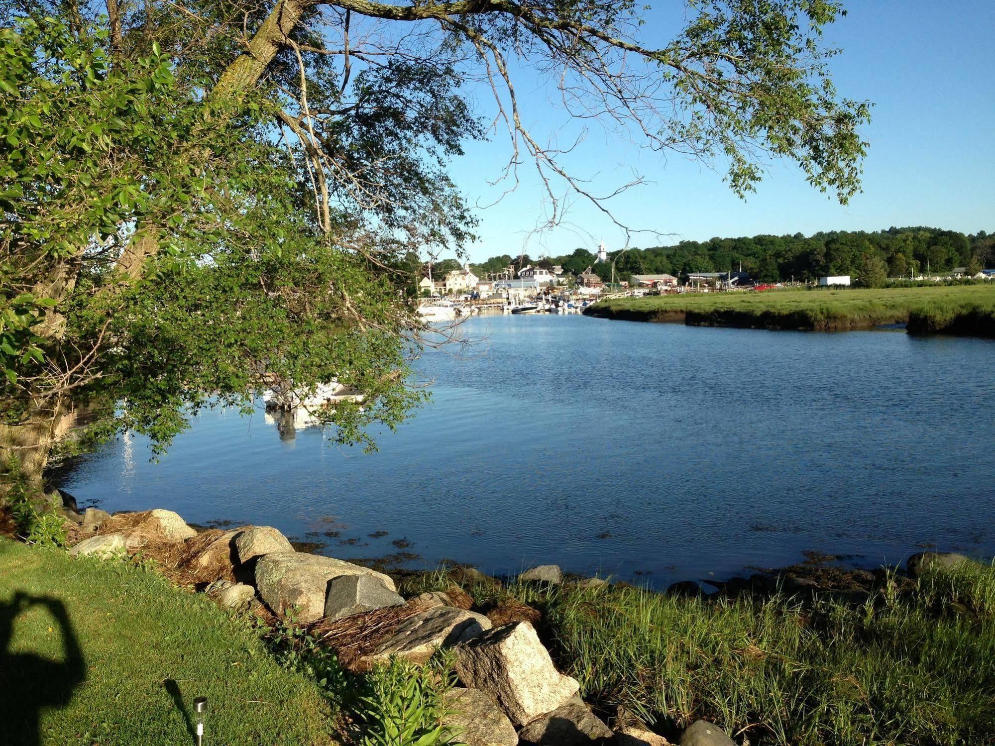 Shea'S Riverside Inn & Motel Essex Eksteriør bilde